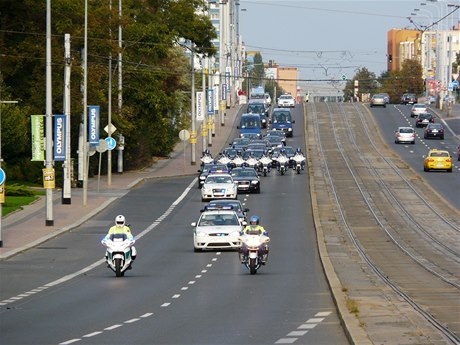 Kolona Útvaru pro ochranu ústavních initel.