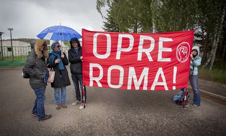 Pozstalí po obtech romského holokaustu dlouhodob volají po odstranní praseí farmy, její umístní se nelíbí ani OSN.