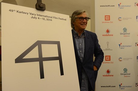 Plakát k 49. roníku filmového festivalu v Karlových Varech. Jeho autorem je jako tradin grafik Ale Najbrt.