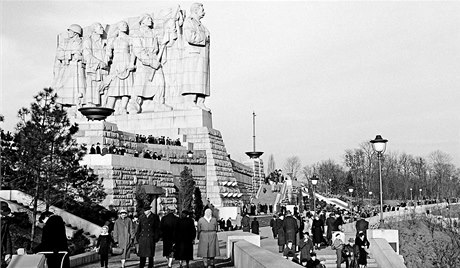 Soutěž na Stalina byla vyhlášena v roce 1949 a jejím překvapivým vítězem se stal Myslbekův a Štursův žák, sochař Otakar Švec (1892-1955). Odhalení sochy v roce 1955 se nedožil, krátce předtím spáchal sebevraždu. 