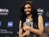 Conchita Wurst pózuje s trofejí po vítzství v Eurovision Song Contest v Kodani.