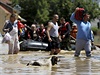 Místní se evakuují z obce Obrenovace, kterou povodn postihly nejhe.