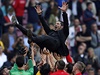 Diego Simeone, trenér fotbalist Atlétika, si uívá oslavy na rukou svých...