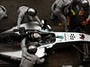 Lewis Hamilton pi zastávce u mechanik