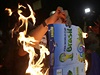 Demonstranti v Rio de Janeiru pálí propaganí materiály k fotbalovému...