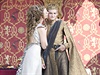 Padouch. Krut a zakomplexovan krl Joffrey Baratheon (Jack Gleeson) si...