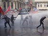 Tragédie vyvolala v tureckých mstech protivládní protesty. Policie proti...