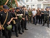 Ukrajinské bezpenostní jednotky opoutjí vládní budovu v Luhansku,...