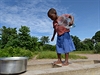 Chodit pro pitnu vodu musí u malé dti. Malawi.