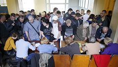 Na východ� Ukrajiny za�ala v ned�li ráno sporná referenda o samostatnosti...