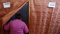 �ena vstupuje do hlasovací místnosti.