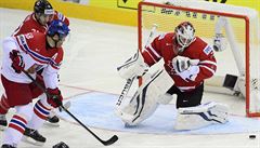 Zleva Morgan Rielly z Kanady, �eský úto�ník Jaromír Jágr a kanadský branká�...