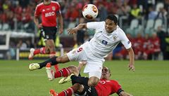 Carlos Bacca (v bílém) v souboji s Maximem Pereirou.