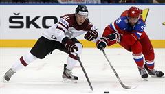 Kenins (vlevo) v dresu Loty�ska vs. Rus Zaripov.