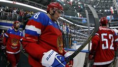 Nástup na led. Uprosted je Alexandr Ovekin.