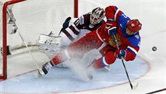 Brzda! Rus Anisimov se natla�il do loty�ského brankovi�t�.