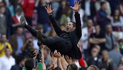 Diego Simeone, trenér fotbalist Atlétika, si uívá oslavy na rukou svých...