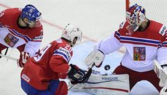 Zleva �eský reprezentant Jan Kolá�, Robin Dahlström z Norska a branká� �eského...
