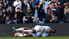 Kapitán Manchesteru City Vincent Kompany slaví gól proti West Hamu