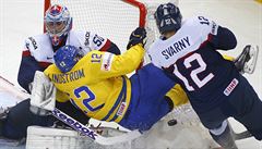 Joakim Lindström v sevení Ivana varného a brankáe Jána Laca.