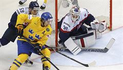 Mikael Backlund se tlaí ped bránu Jána Laca.