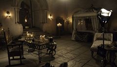 Seriál Hra o tr�ny si potrpí na st�edov�ké reálie dota�ené do v�ech detail�.