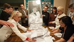 Volební komise s�ítá hlasy odevzdané v referendu.