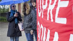 Pozstalí po obtech romského holokaustu dlouhodob volají po odstranní praseí farmy, její umístní se nelíbí ani OSN.