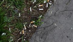 Mraky toxických nedopalků na zemi. Na co se kuřáci vymlouvají?