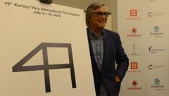 Plakát k 49. ro�níku filmového festivalu v Karlových Varech. Jeho autorem je jako tradi�n� grafik Ale� Najbrt.