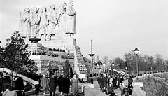 Soutěž na Stalina byla vyhlášena v roce 1949 a jejím překvapivým vítězem se stal Myslbekův a Štursův žák, sochař Otakar Švec (1892-1955). Odhalení sochy v roce 1955 se nedožil, krátce předtím spáchal sebevraždu.  | na serveru Lidovky.cz | aktuální zprávy