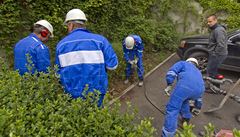 Demonstraci cílen� naru�ovali d�lníci hlu�ným ná�adím.