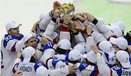 Rutí hokejisté zdvihají nad hlavu pohár pro mistry svta v ledním hokeji.