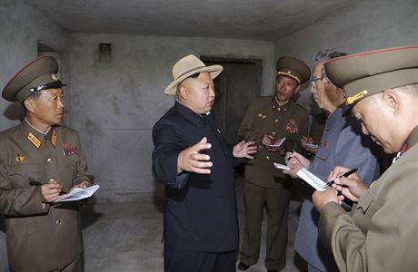 Severokorejský vdce Kim ong-il v doprovodu dstojník.