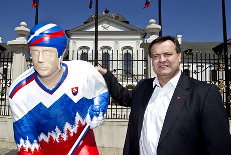 Dárius Rusnák pózuje s figurínou hokejisty ped Prezidentským palácem v...