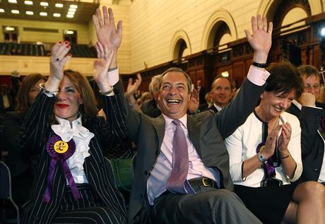 Protievropská Nezávislá strana Spojeného království  (UKIP)  slaví pedbné...