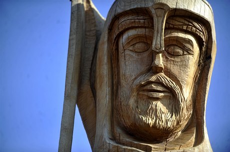 Na Chrudimsku stojí největší dřevěná socha svatého Václava v zemi