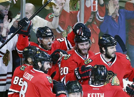 Slovenský útoník Michal Handzus pomohl týmu Chicago Blackhawks k výhe nad Los...