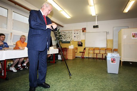 Volit zástupce do Evropského parlamentu byl i prezident Milo Zeman.