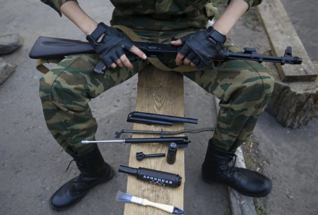 Ozbrojenec na východ Ukrajiny (ilustraní snímek).
