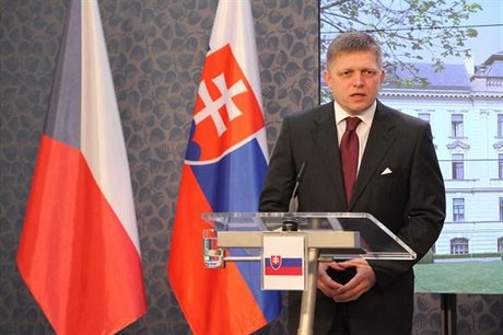 Slovenský premiér Robert Fico podepsal loni v listopadu se svým eským...