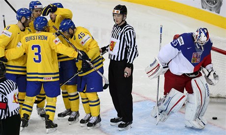 Švédi se radují z prvního gólu. Vpravo brankář českého týmu Alexandr Salák.