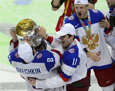 Ruští hokejisté Alexandr Ovečkin (vlevo) a Jevgenij Malkin (11) zdvihají nad...
