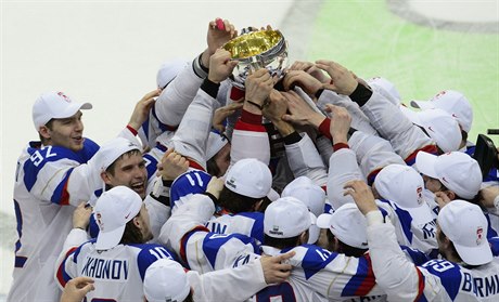 Ruští hokejisté zdvihají nad hlavu pohár pro mistry světa v ledním hokeji.