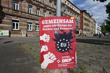 "Spolen proti Evrop bank a koncern," volají také komunisté.