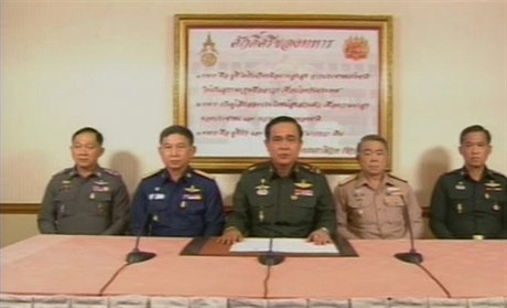 Vedení thajské armády oznamuje v televizním vysílání, že se chápe moci v zemi....