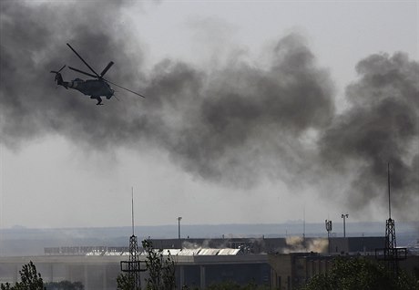 Ukrajinský bombardér MI-24 nalétává na mezinárodní letit v Doncku, obsazené...