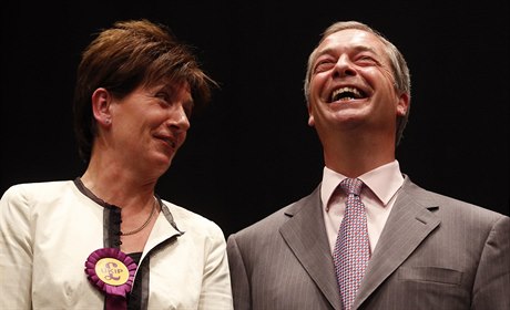 Diane Jonesová a Nigel Farage z Nezávislé strany Spojeného království (UKIP) se...