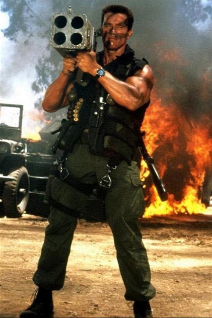 Arnold Schwarzeneger jako neohrožený zachránce světa v kultovním filmu Komando...