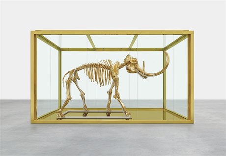 Kostra mamuta jako výtvarné dílo od provokatéra Damiena Hirsta.